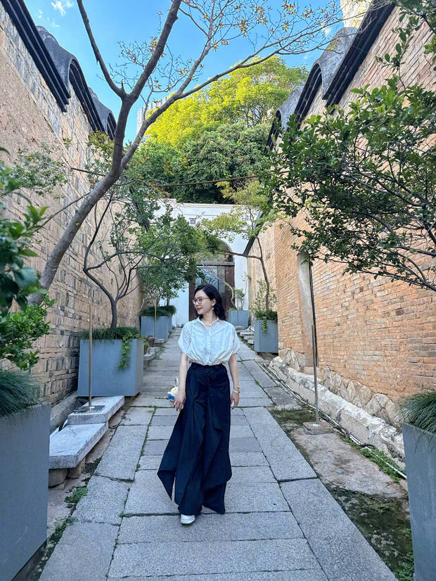 陈数悠闲地走在小巷子里，欣赏城市美景。