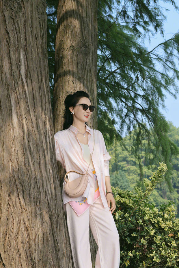 陈数戴着墨镜拍照，又美又飒。