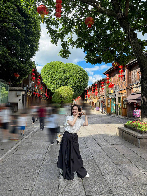 陈数双手比心，笑容灿烂，元气满满。