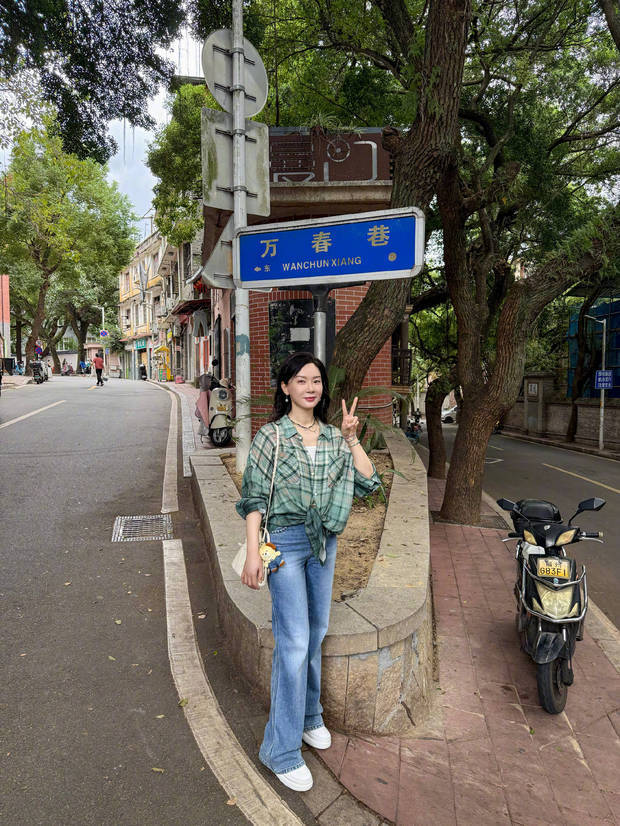 陈数开心比耶，状态在线。