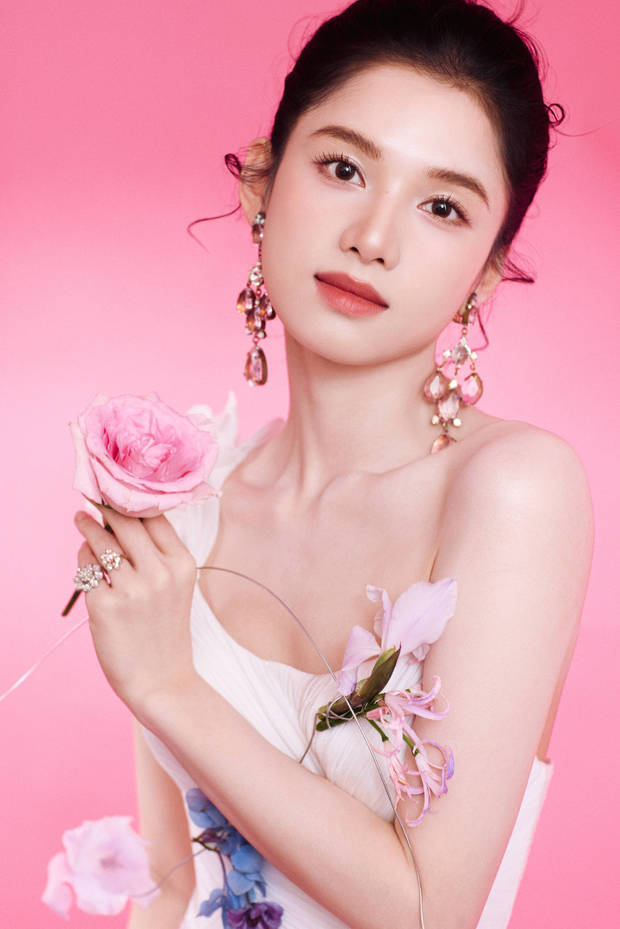 张婧仪俏皮灵动。