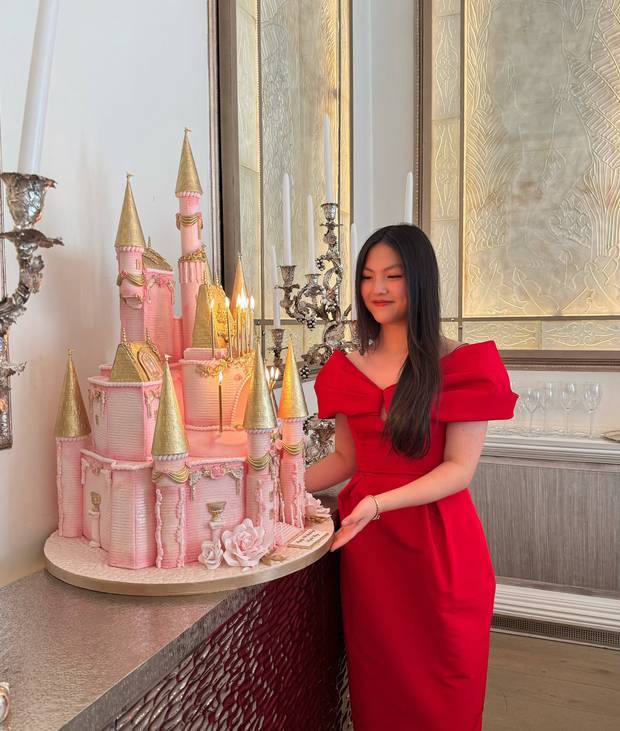 搜狐娱乐讯 10月13日，李湘在社交平台分享了一组王诗龄的生日照。图中，王诗龄穿红色露肩礼服，站在粉色蛋糕前旁。