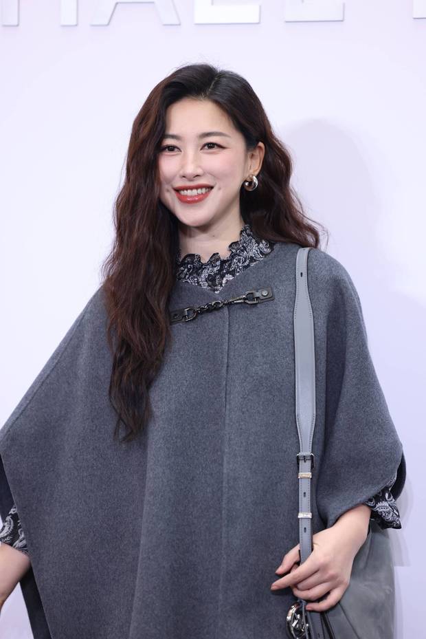 搜狐娱乐讯 （图\视觉中国）近日，朱珠的一组活动造型曝出。图中，她穿灰色斗篷装，一头卷发明媚迷人。