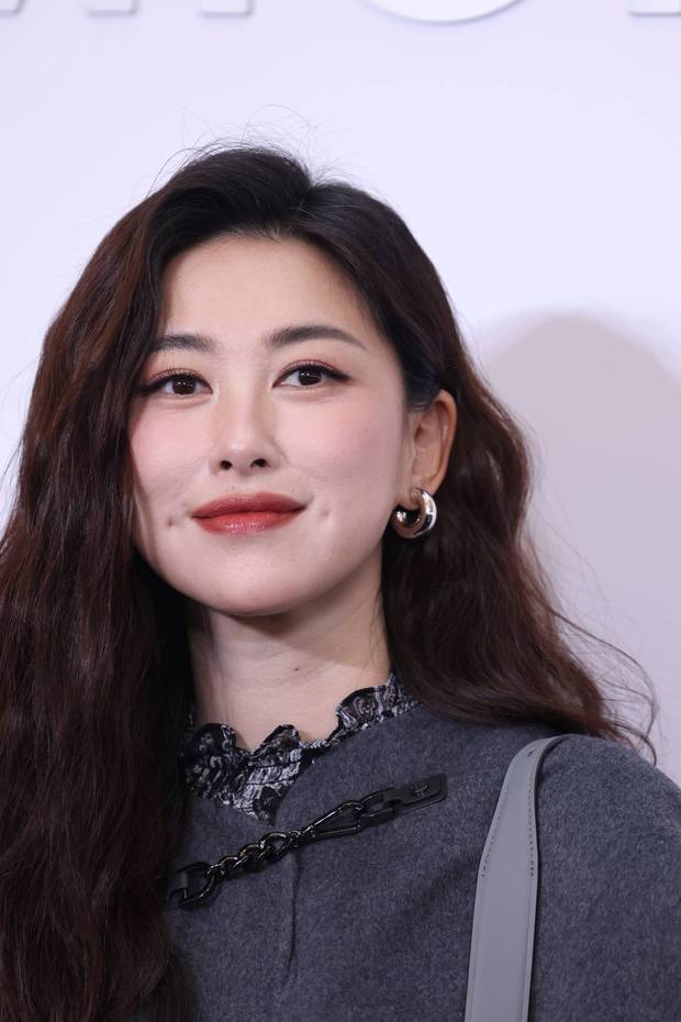 朱珠五官精致，红唇吸睛。