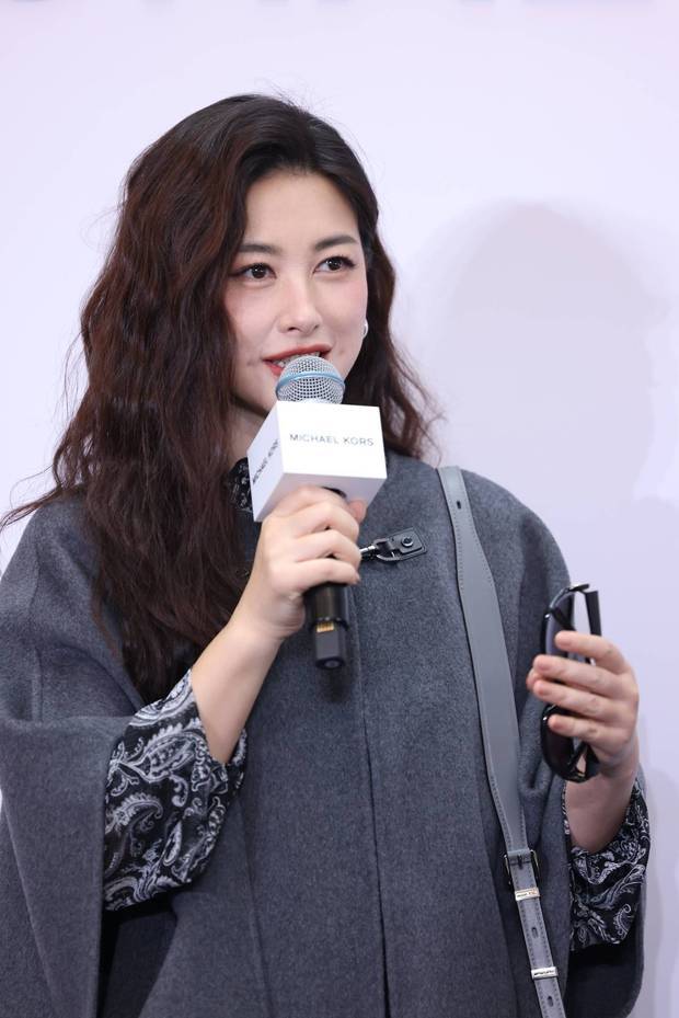 朱珠拿话筒发言，大方知性。