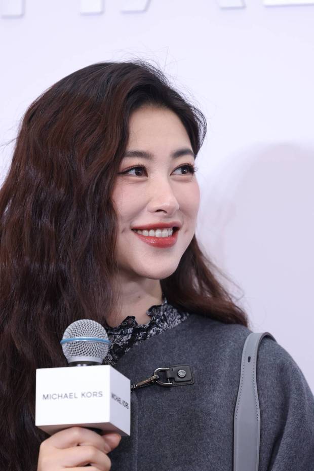 朱珠笑容灿烂，眼神灵动。