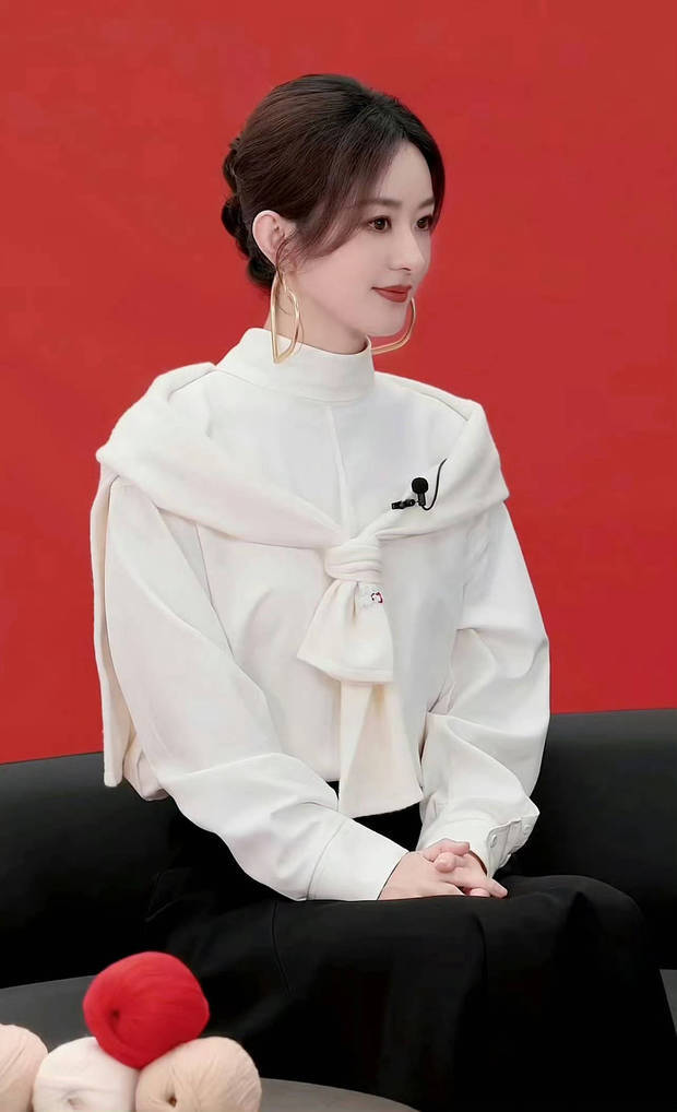 搜狐娱乐讯 近日，赵丽颖的一组活动造型曝出。图中，她穿着白色衬衫，搭配爱心大圈耳环，坐姿优雅。