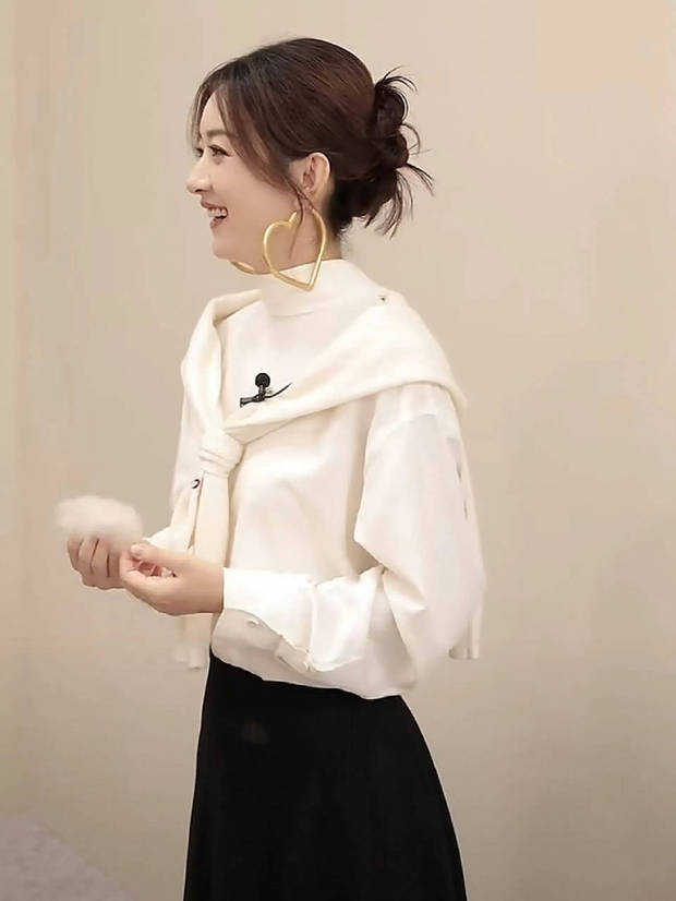 赵丽颖笑容灿烂，活泼灵动。