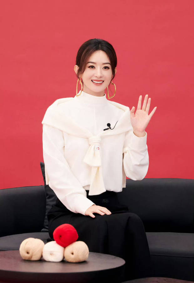 赵丽颖对镜头打招呼，亲切大方。