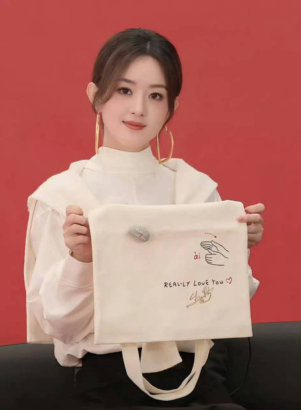 赵丽颖五官精致。