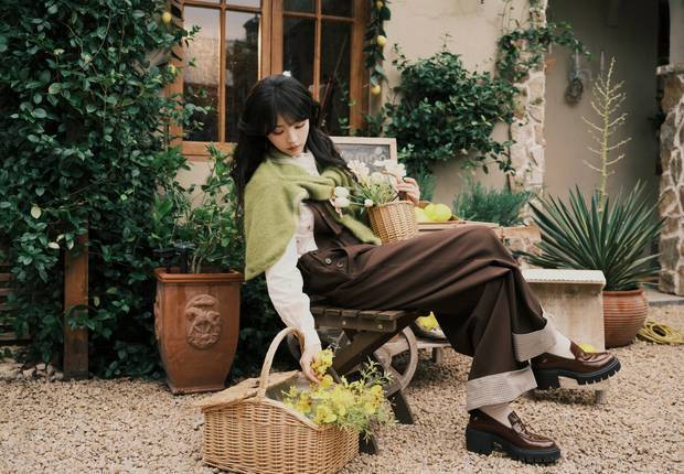 田曦薇披绿色上衣，化身森系少女。