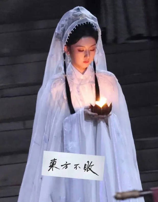 搜狐娱乐讯 近日，一组宋祖儿拍摄电视剧的花絮照曝光，宋祖儿一身白衣。