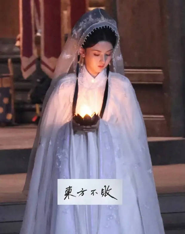 宋祖儿手捧莲花灯。