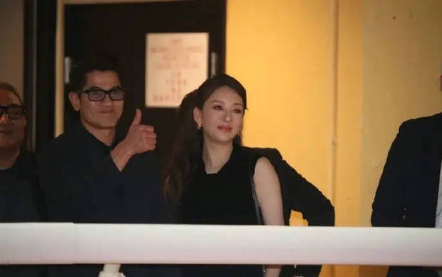 方媛挺孕肚陪老公看赛马。