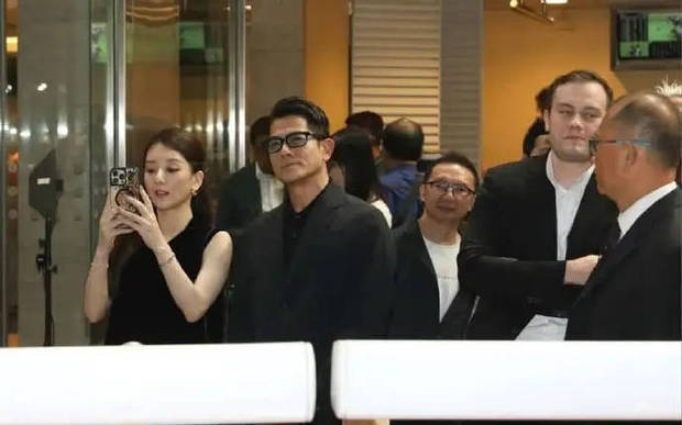 方媛怀孕依旧四肢纤细。