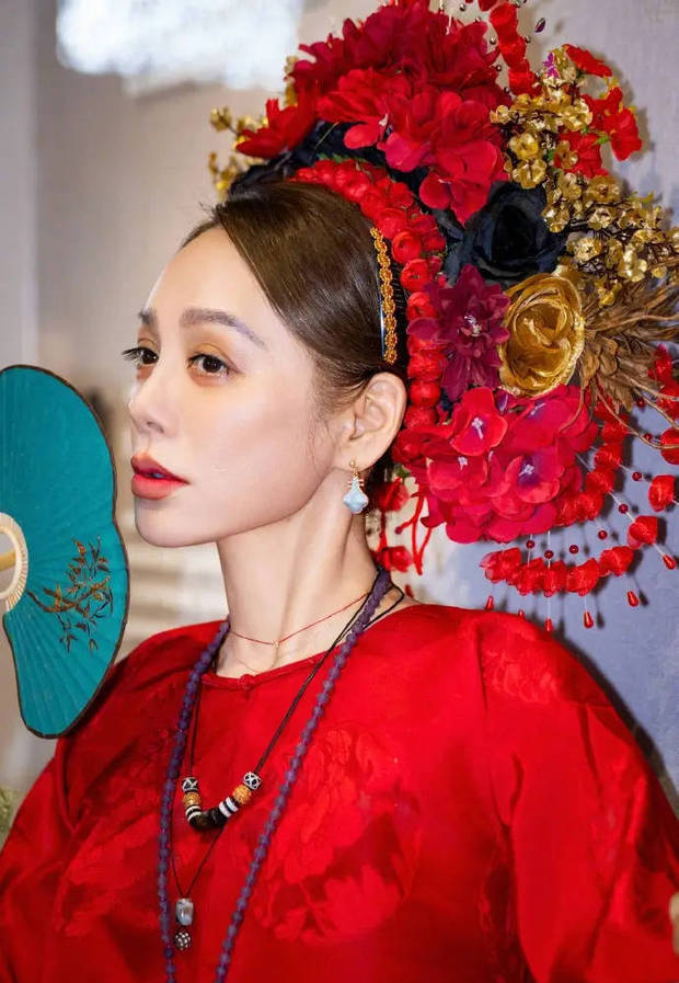 搜狐娱乐讯 近日，宁静晒出了一组自己的簪花大片。