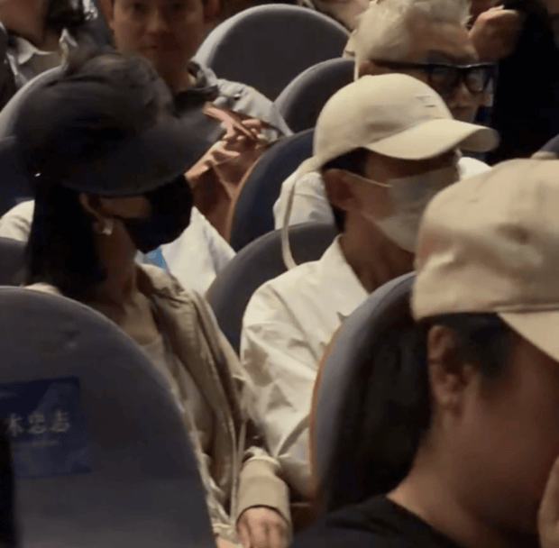 谢娜和张杰戴着帽子，打扮低调。