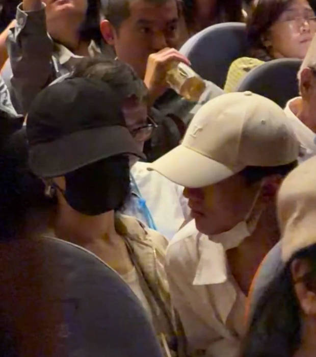 张杰侧身和谢娜说话，看着好甜蜜。