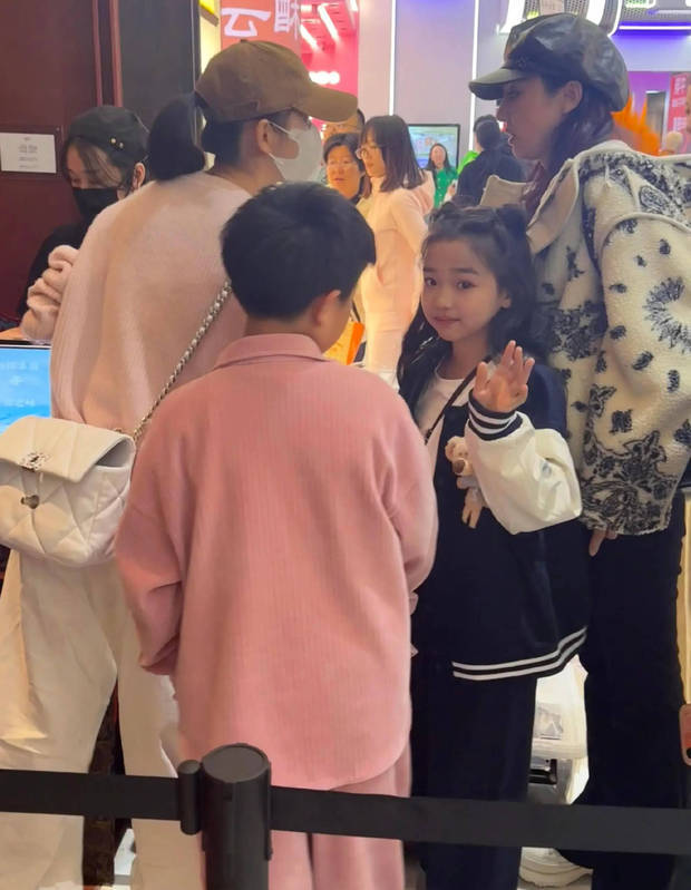 小酒窝跟路人挥手打招呼。