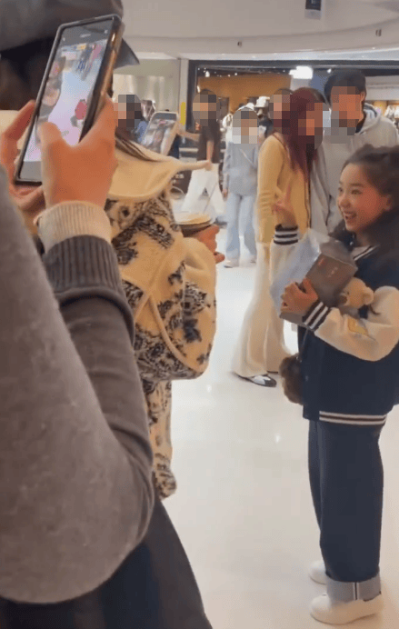 小酒窝买到自己喜欢的盲盒，开心比耶。