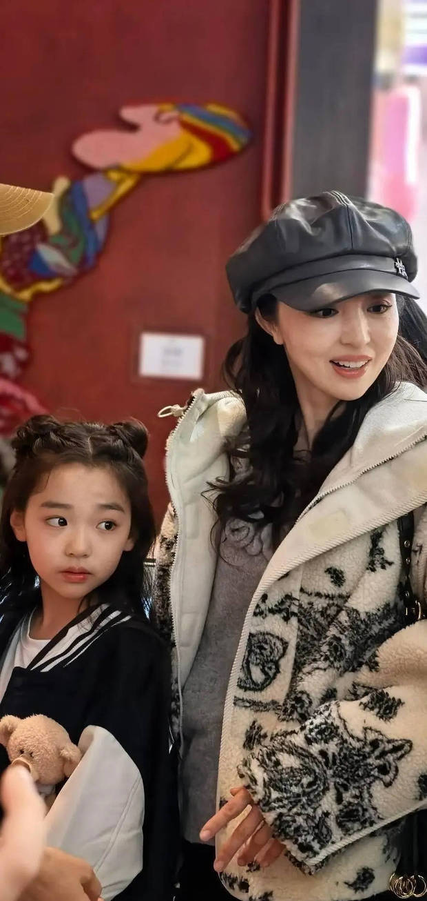 董璇和女儿小酒窝一起逛街，母女俩状态超好。值得一提的是，多名网友爆料在北京合生汇偶遇董璇，发现她身穿宽松外套，腹部微隆且走路姿态小心，被指“孕味明显”。