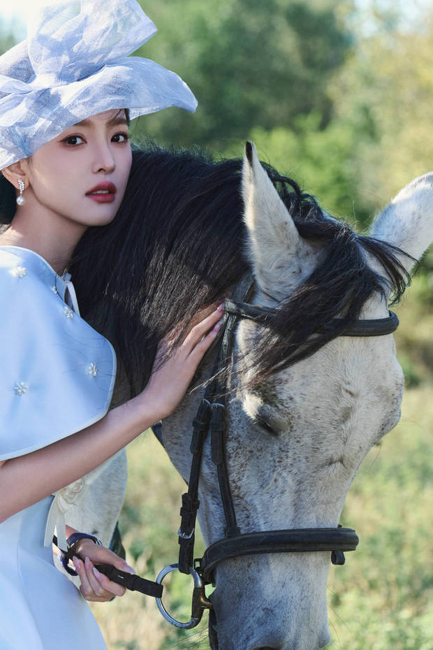 章若楠抚摸马动作温柔。