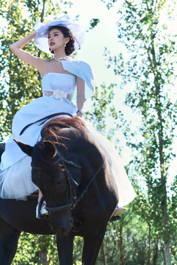 章若楠骑马飒爽利落。