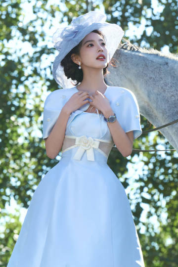 章若楠露小蛮腰。