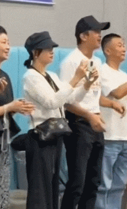 邓超为儿子疯狂鼓掌，孙俪用手机拍摄儿子打篮球的画面！