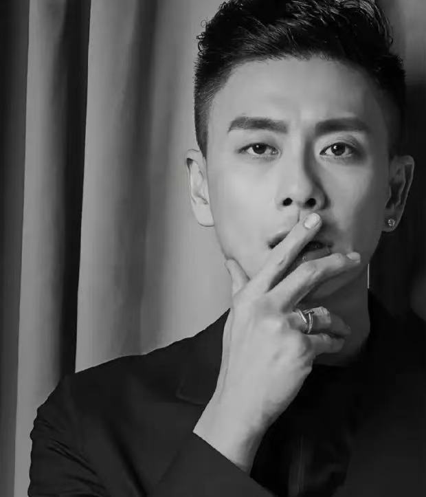 黄宗泽自曝被开价五亿聘金当女婿,对方自称某公司大小姐对其“十分仰慕”,为23岁混血儿;亲妈知道后问“不是美金吗”