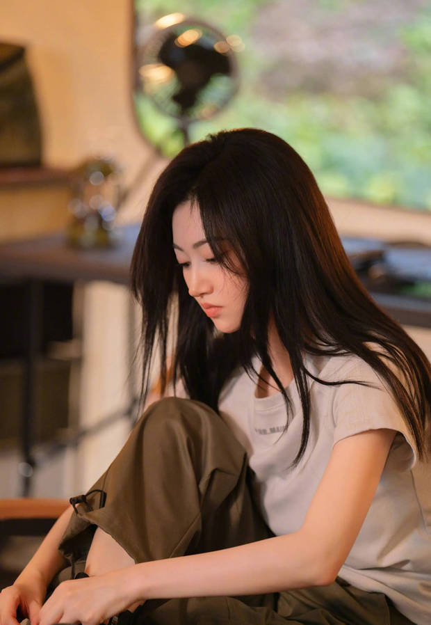 景甜侧颜柔美，整个人松弛感十足。