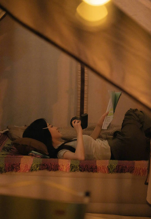 景甜躺在帐篷里看剧本。