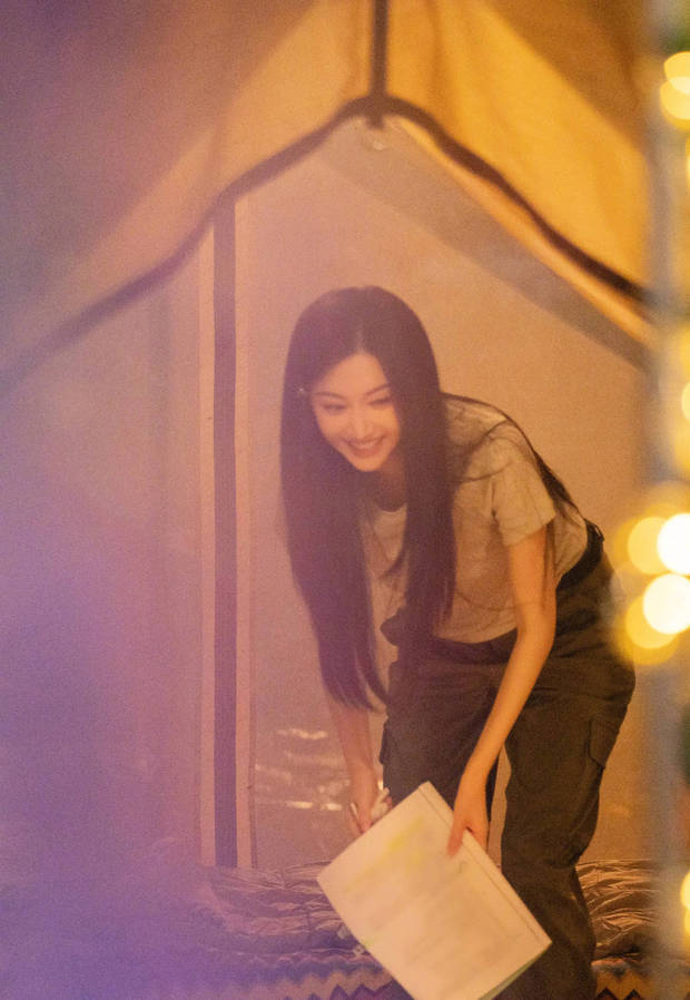 景甜绽放灿烂笑容，状态似少女。