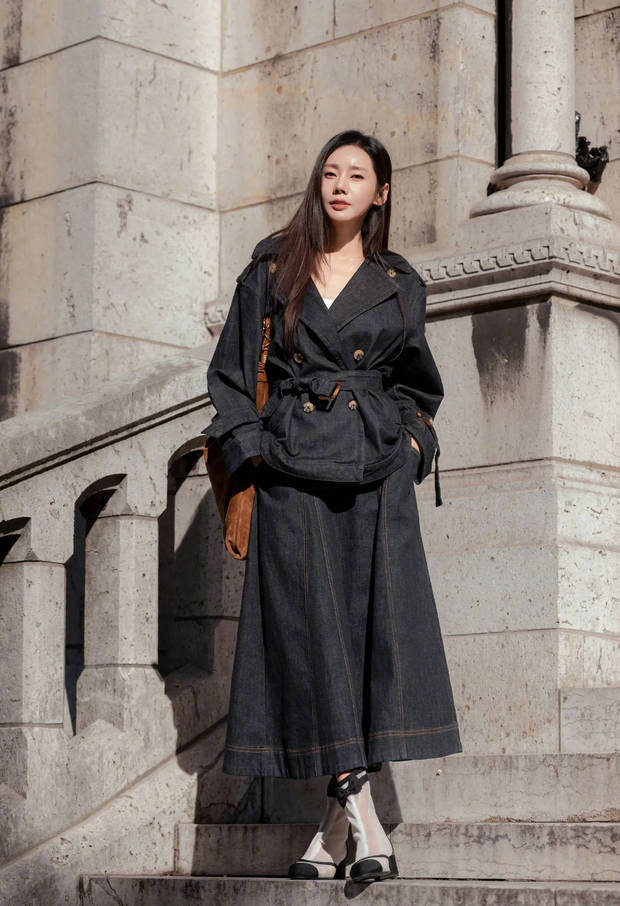 秋瓷炫穿着牛仔套装，时髦又个性。