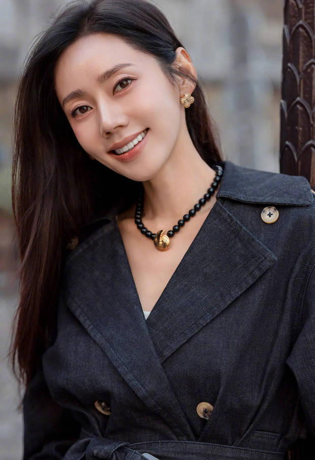 秋瓷炫绽放迷人笑容，魅力十足。