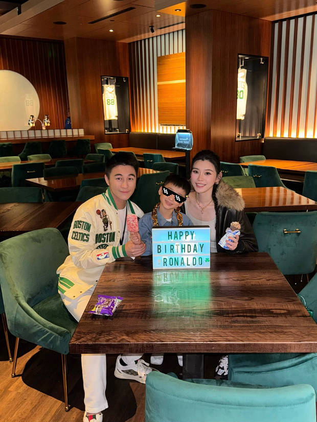 何猷君、奚梦瑶与6岁儿子笑容满面，心情大好。