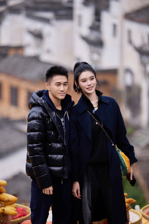 据悉，2019年5月13日晚，何猷君在上海向女友奚梦瑶求婚成功。7月4日，奚梦瑶与何猷君宣布二人正式结婚。2019年10月24日，何猷君在微博上宣布奚梦瑶生子的喜讯，儿子取名叫何广燊。2021年11月2日，何猷君表哥王厚杰透露奚梦瑶已经平安产下二胎，宝宝英文名叫Romee，是个女孩。