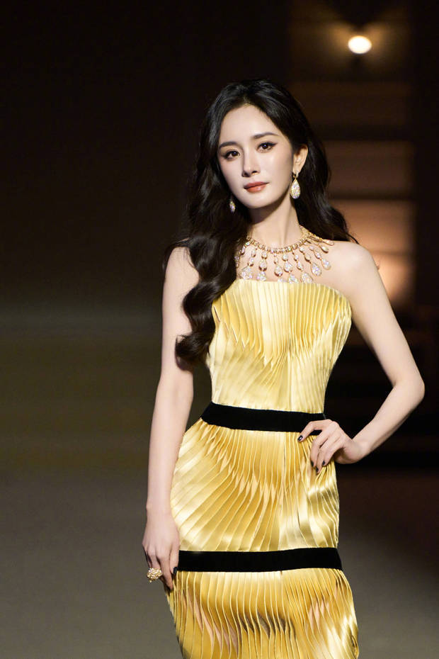 杨幂美貌养眼，光彩照人！