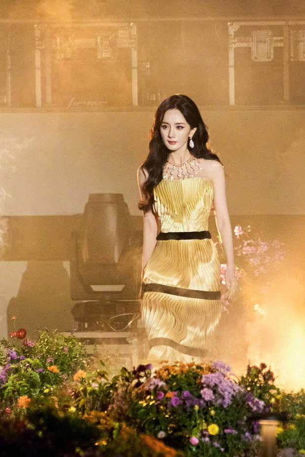 杨幂宛若盛开的金色曼陀罗，超美！