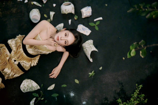 杨幂的皮肤白皙光滑，保养有方。