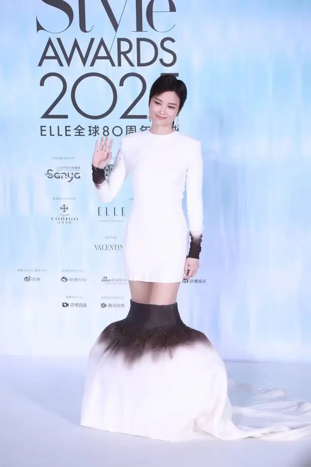 红毯上,李宇春一袭白色高定礼裙现身,优雅知性。