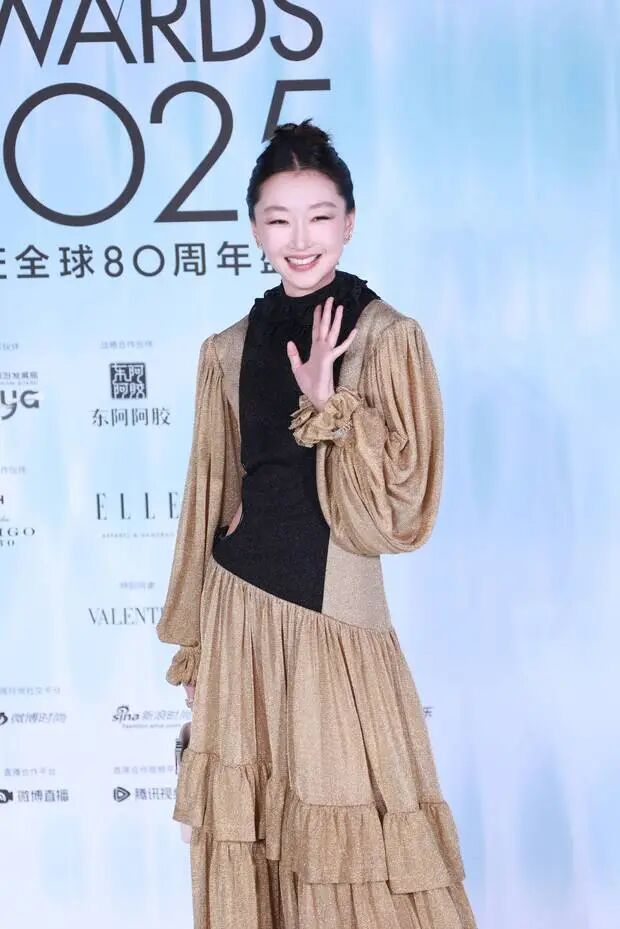 搜狐娱乐讯(马蓉玲/文 远远的/图、视频)10月28日,2025 ELLE风尚大典在三亚举行,众星云集,李宇春、周冬雨、于适、张凌赫、檀健次、叶童、马伊琍、关晓彤、李沁、宁艺卓、TOP登陆少年组合、张婧仪、钟楚曦、马思纯、张馨予、张予曦、周翊然、娜然、蔡文静、代露娃、毕雯珺、董思成、沈佳润等亮相,庆祝ELLE的80岁生日。