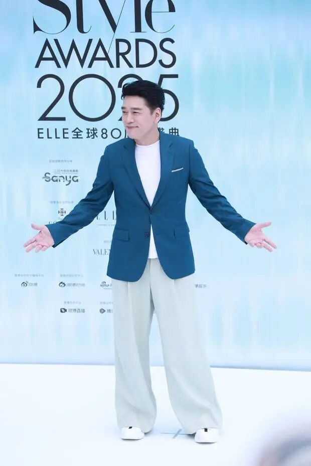 王耀庆在红毯上凹造型摆拍。