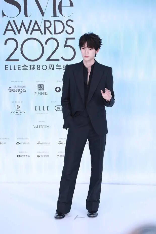 周翊然全黑LOOK登场,清爽帅气。