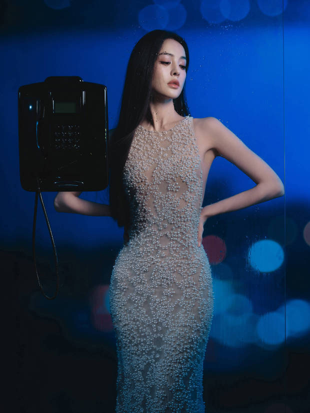 娜扎双手叉腰，身形窈窕。