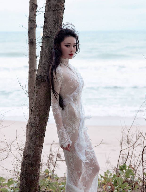 卸掉25斤拖尾礼服的张馨予从“千年狐妖”又变成了“海边美人鱼”。
