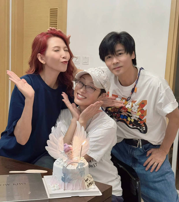 搜狐娱乐讯 29日，蔡少芬在社交平台上晒照为陈法蓉庆祝生日，她和老公张晋、好朋友陈法蓉同框合影，笑容灿烂，互动超有爱！