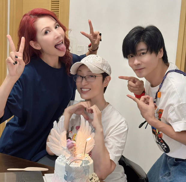 蔡少芬吐舌头搞怪拍照，活力十足。