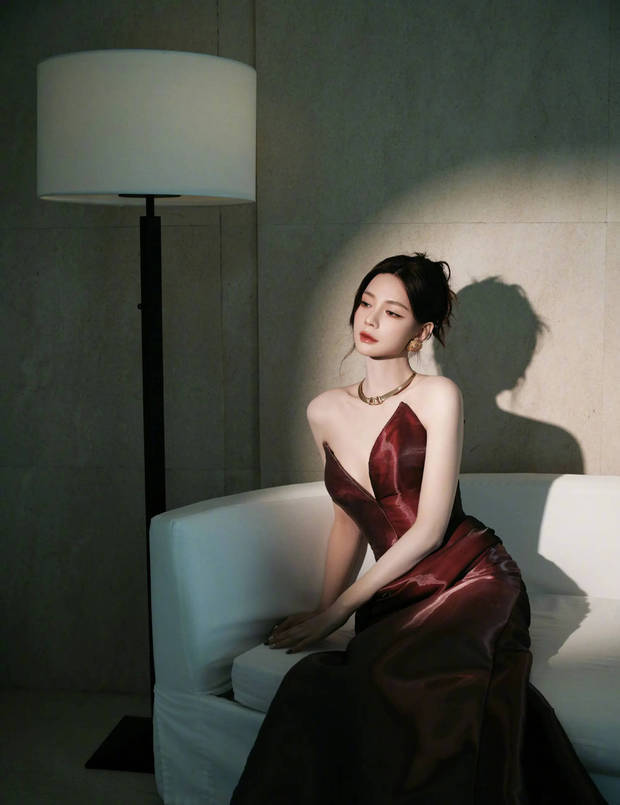 沈梦辰工作室发文调侃道：“前面有多美，后面就有多狼狈。”