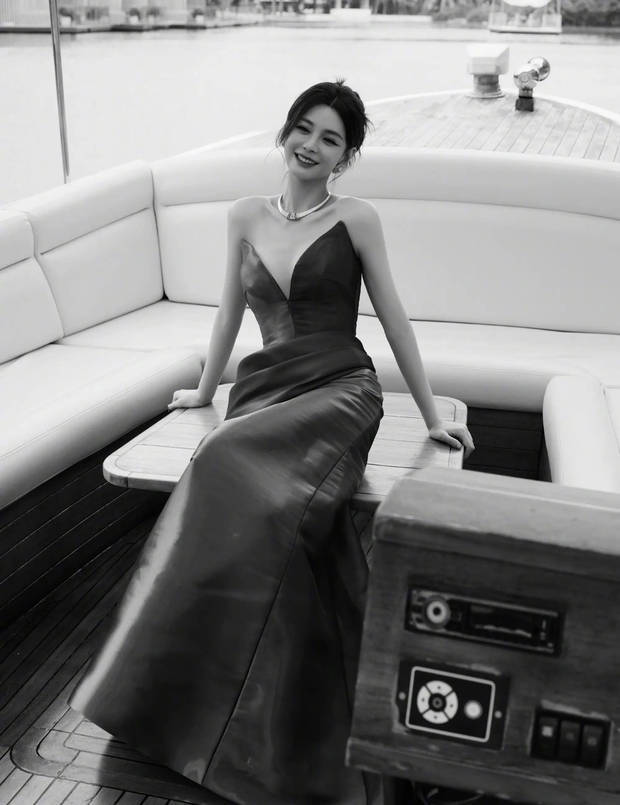 沈梦辰绽放甜美笑容，心情大好。